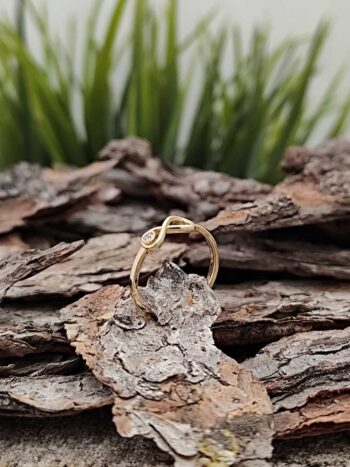 Златен дамски пръстен „Инфинити“ с циркон