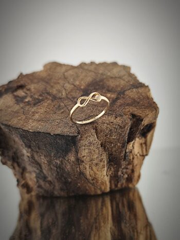 Златен дамски пръстен „Инфинити“ с циркон