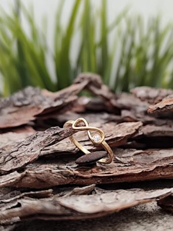 Златен дамски пръстен „Инфинити“ с циркон