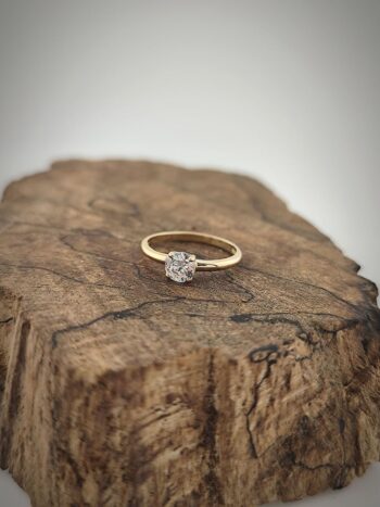 Златен пръстен с циркон „Есентиа“