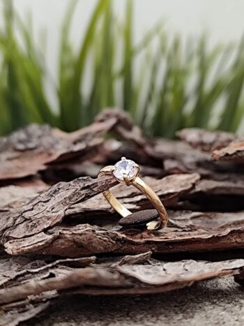 Златен пръстен с циркон „Есентиа“