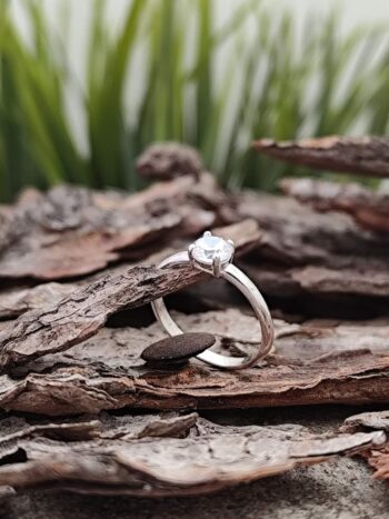 Дамски сребърен пръстен с циркон „Есентиа“