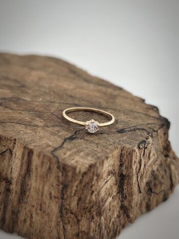 Нежен златен пръстен „Есентиа“