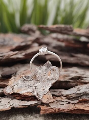 Нежен сребърен пръстен „Есентиа“