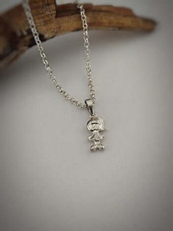 Сребърен медальон „Момиченце“