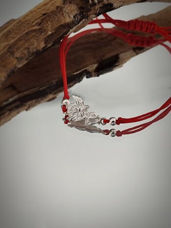 Гривна с червен конец и сребърно ангелче – защита и благословия