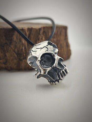 Мъжки сребърен медальон „Череп“ с кожена верижка