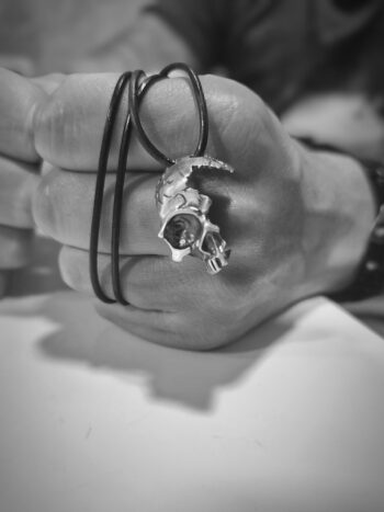 Мъжки сребърен медальон „Череп“ с кожена верижка