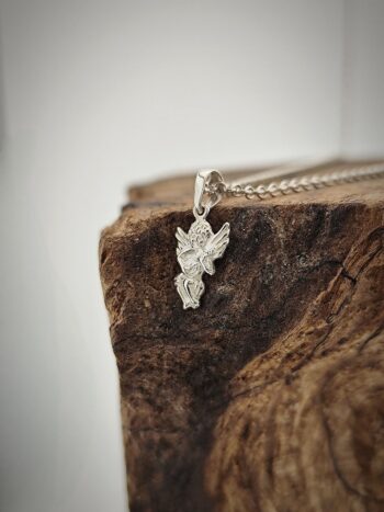 Сребърен медальон „Ангелче“ – символ на закрила и нежност