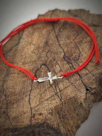 Тънка гривна със сребърно кръстче и червен конец