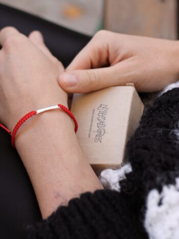 Гривна с червен конец и сребърна плочка за гравиране