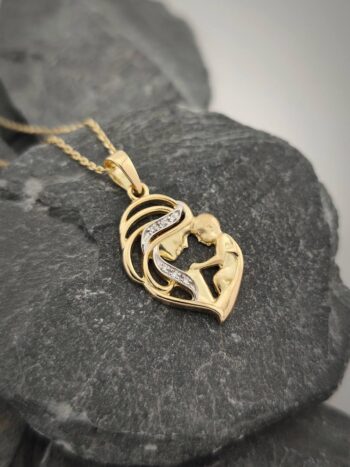 Златен медальон „Майчина прегръдка“