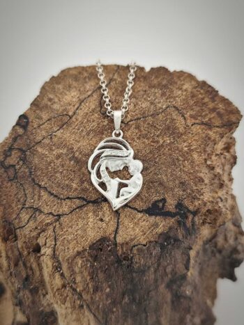 Сребърен медальон „Майчина прегръдка“