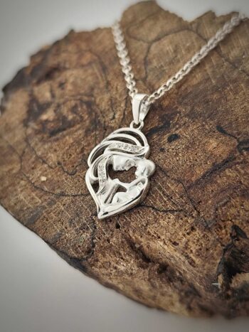 Сребърен медальон „Майчина прегръдка“