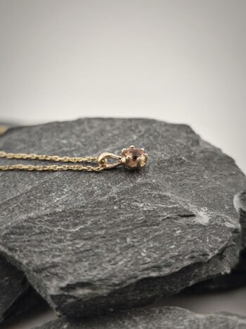 Златен медальон „NOVA“ с камък султанит