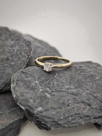 Златен годежен пръстен „YARA“