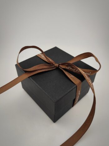 Черна подаръчна кутийка за гривни