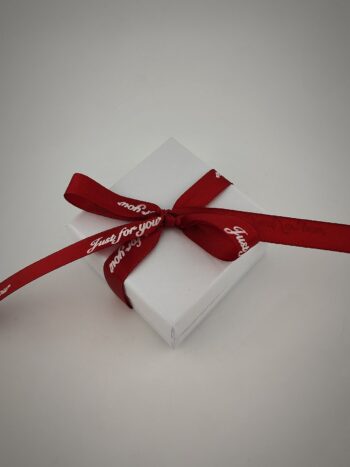 Бяла подаръчна кутийка за бижута с червена панделка