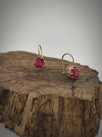 златни обеци с рубинено червен цирконий