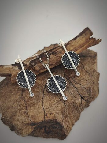 Сребърен комплект „Брилянтна зора“ – обеци и медальон с циркон